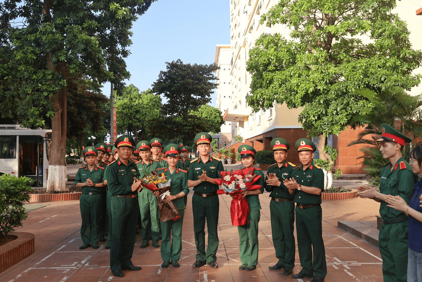 ẤM ÁP NGHĨA TÌNH ĐÓN ĐOÀN CÔNG TÁC THĂM, HỌC TẬP TẠI QUẦN ĐẢO TRƯỜNG SA, NHÀ GIÀN DK1 HOÀN THÀNH XUẤT SẮC NHIỆM VỤ TRỞ VỀ